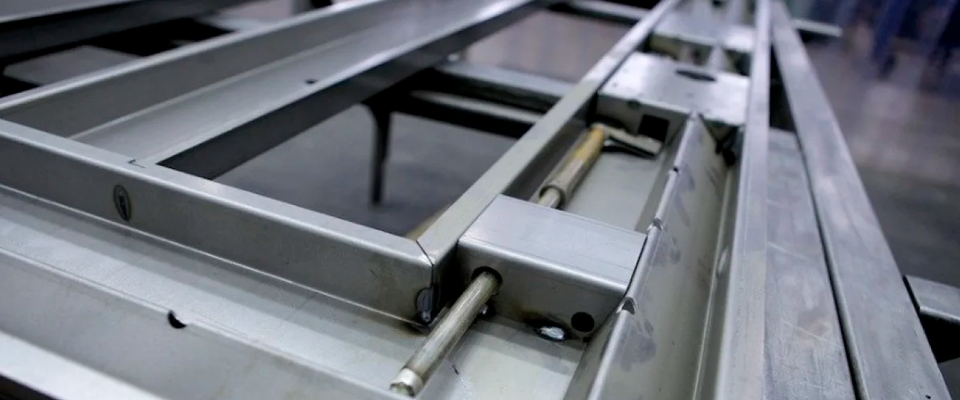 изготовление металлических дверей на заказ размер 900х2000, процесс изготовления металлических дверей на станке, готовая дверь на заказ с терморазрывом