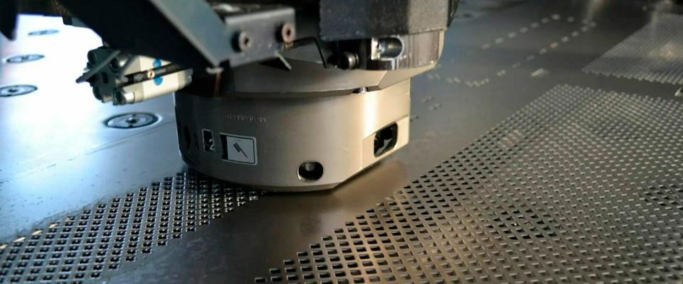 перфорированные панели из металла круглое отверстие d6 шаг 12 мм, угол перфорированный металл 50х50 мм отверстия под болты